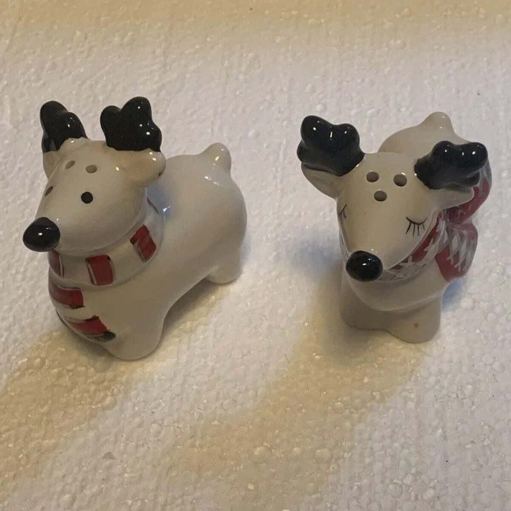 NEW Cracker Barrel Exclusive Snow Friends Reindeer Salt & Pepper Shaker Set